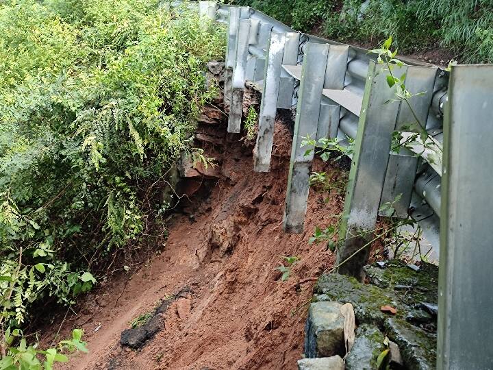Landslide due to continuous heavy rains: Salem - Yercaud main road closed for 2 days தொடர் கனமழை காரணமாக மண் சரிவு : சேலம் - ஏற்காடு பிரதான சாலை 2 நாட்களுக்கு மூடல்