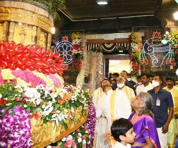 శ్రీవారి దర్శనం తర్వాత శ్రీ వకుళమాతను, ఆలయ ప్రదక్షిణ అనంతరం విమాన వేంకటేశ్వరస్వామి, భాష్యకార్ల సన్నిధి, శ్రీయోగనరసింహస్వామి వారిని దర్శించుకున్నారు.