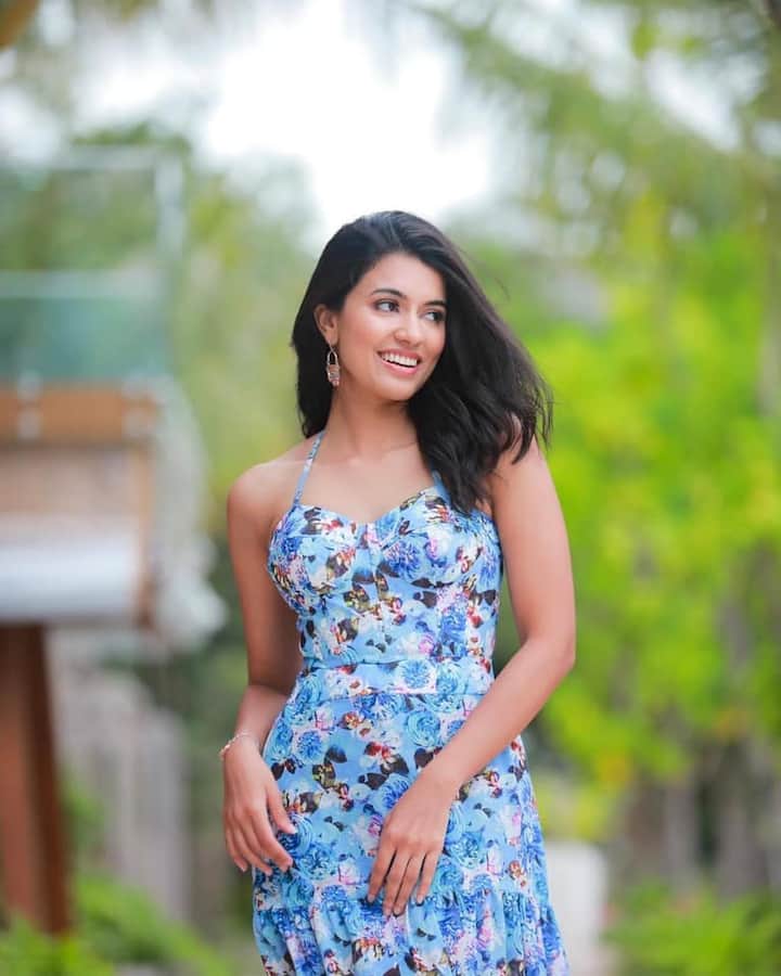 நீ யாரடி என் செல்லமே உன் புன்னகை உயிர் கொல்லுமே