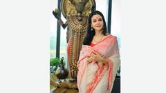 Koel Mallick Saree Pics: খোলা চুল, লাল টিপ আর লাল পাড় সাদা শাড়িতে অপরূপা কোয়েল মল্লিক