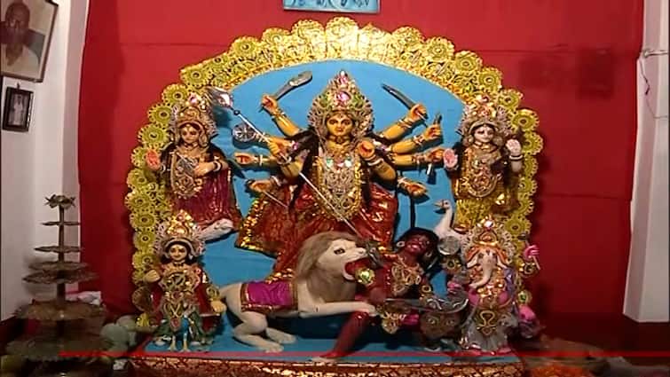 Durga Puja 2021: Kolkata Garia chakraborty family durgapuja 70 years Durga Puja 2021: ফরিদপুর থেকে গড়িয়া,৭০ বছরের পরম্পরা বহন করছে চক্রবর্তী বাড়ির দুর্গাপুজোর