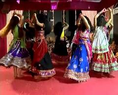 રાજકોટમાં છઠ્ઠા નોરતે  શેરી ગરબાનો રંગ જામ્યો , ખેલૈયાઓએ અવનવા સ્ટેપ સાથે કરી જમાવટ, જુઓ તસવીરો