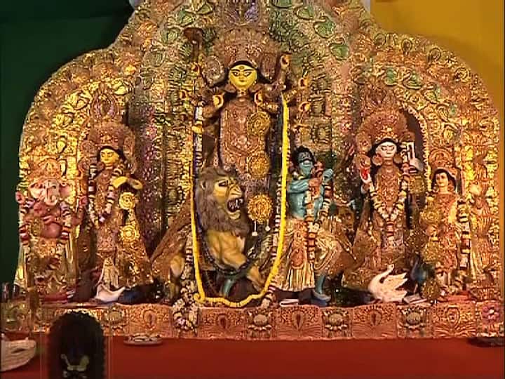 অক্ষরমালার অর্ঘ্য দিয়ে এবার মাতৃবন্দনার আয়োজন করেছে আরবানা। বিভিন্ন ভাষার বর্ণমালা থেকে অক্ষর তুলে এনে, তা দিয়ে সাজানো হয়েছে পুজোমণ্ডপ। অক্ষরের মধ্যেই নিহিত ভাষার উৎস। সেই বার্তা ছড়িয়ে দিতেই এমন ভাবনা। পঞ্চম বর্ষে উৎস সন্ধানে সেরার শারদ আনন্দ সম্মান পেল আরবানা।