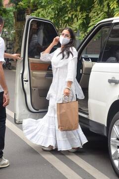 Spotted: सफेद शरारा लहराती दिखीं Sara Ali Khan, पटौदी गर्ल के इस नवाबी लुक के हो रहे हैं खूब चर्चे