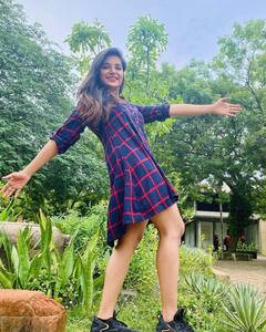 Aathmika pics: அழகே ஆத்மிகா.. அசத்தலான போட்டோஷூட்!