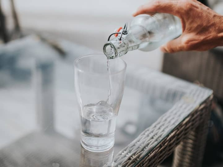 Cold Water Effect on health ice cold water side effects how to keep water cold in bottle marathi news Cold Water : बर्फाचं पाणी पिणं आरोग्यासाठी हानिकारक, हे 5 दुष्परिणाम माहितीयत?