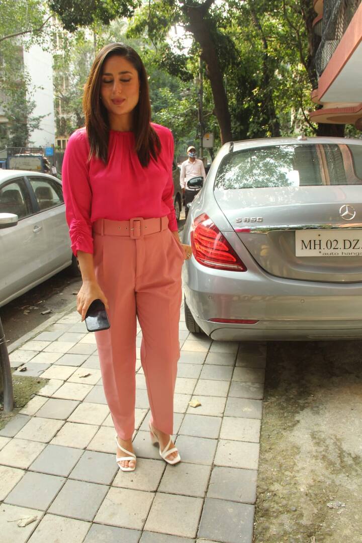 इससे पहले करीना लाल सिंह चड्ढा की शूटिंग के दौरान स्पॉट की गई थीं जहां उनका काफी अलग लुक सामने आया था.