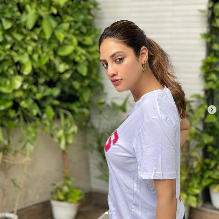 ছবিতে নুসরতের চরিত্রের নাম রাকা। শ্যুটিং ফ্লোরে ফেরা কতটা উপভোগ করছেন তিনি? নুসরত বলছেন, 'ছবিতে আমার চরিত্রটা খুব হালকা চালের। এটা একটা রোম্যান্টিক কমেডি। কাজটা করতে ভীষণ ভালো লাগছে। তবে আমার ফ্লোরে সময় বাঁধা রয়েছে। সেটা আগে থেকেই বলা রয়েছে। অবশ্যই সেটা ছোট্ট ঈশানের জন্য। আর আমার গোটা টিম ভীষণ সাহায্য করছে এই বিষয়ে। খুব তাড়াতাড়ি কাজ মিটিয়ে ফেলছি।