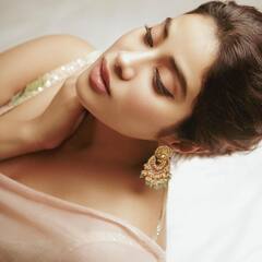 Janhvi Kapoor Retro Look: रेट्रो लुक में Janhvi Kapoor ने फिर बढ़ाया इंटरनेट का पारा, साड़ी में एक्ट्रेस की तस्वीरें देख आप भी खो बैठेंगे होश