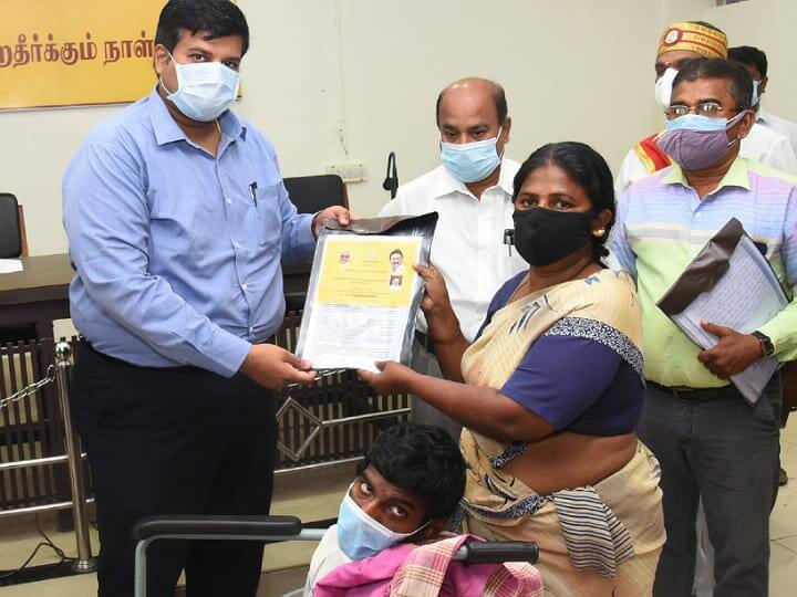 Karur District Collector provided the house to the disabled mother from his own funds வாடகை செலுத்த முடியாத ஏழ்மை பெண்... காலையில் மனு... மாலையில் வீடு வழங்கிய ஆட்சியர்!