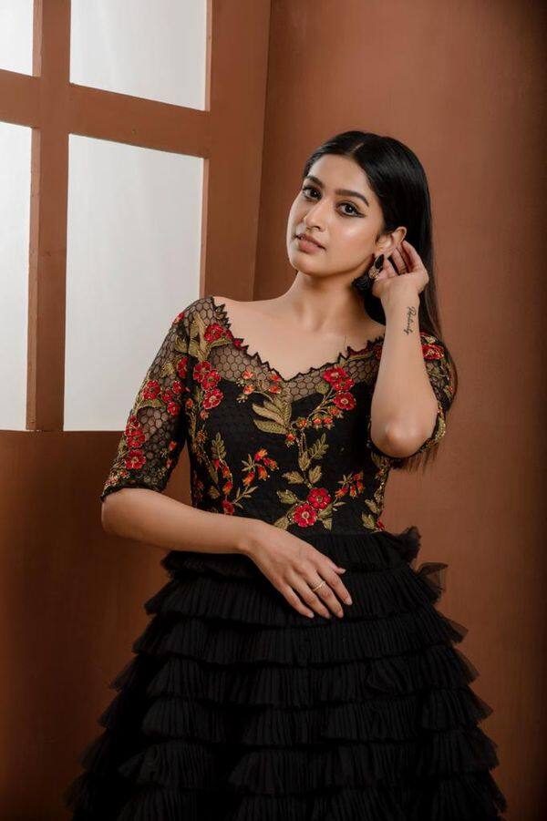 உலக வாயாடி ஒதுங்கி நீ போடி