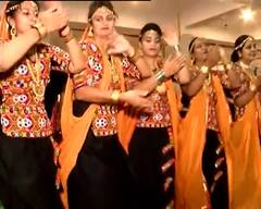 રાજકોટમાં છઠ્ઠા નોરતે  શેરી ગરબાનો રંગ જામ્યો , ખેલૈયાઓએ અવનવા સ્ટેપ સાથે કરી જમાવટ, જુઓ તસવીરો