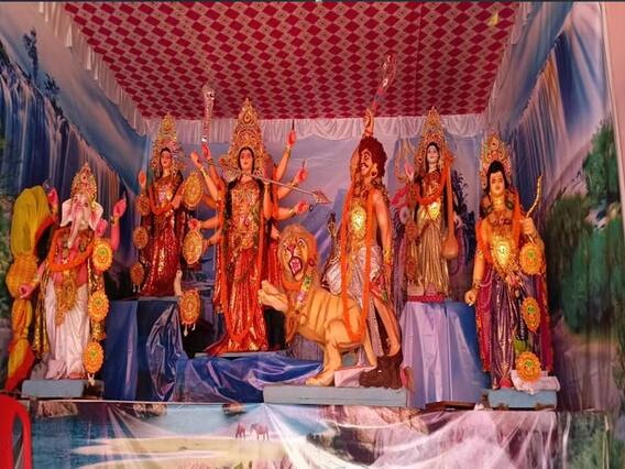 Pandemic affect on Durga Puja Pandal: दुर्गा पूजा के पंडालों पर कोरोना महामारी का असर, कम संख्या में आ रहे श्रद्धालु Pandemic affect on Durga Puja Pandal: दुर्गा पूजा के पंडालों पर कोरोना महामारी का असर, कम संख्या में आ रहे श्रद्धालु