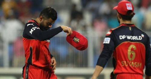 IPL RCB vs KKR: AB De Villiers is seeing crying with captain virat kohli after loss against KKR match IPL: હાર બાદ કોહલીની સાથે સાથે દુનિયાનો આ દિગ્ગજ બેટ્સમેન પણ રડી પડ્યો, વીડિયો થયો વાયરલ