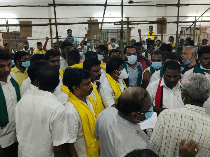 கரூரில் திமுக அதிமுகவினர் இடையே கடும் தள்ளுமுள்ளு - வாக்கு எண்ணிக்கை 1 மணி நேரம் நிறுத்தம்