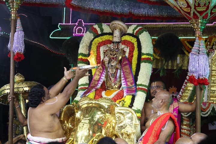 బ్రహ్మోత్సవాలలో ఏడవ రోజైన బుధవారం ఉదయం 9 నుంచి 10 గంటల వరకు సూర్యప్రభ వాహనం, రాత్రి 7 నుంచి 8 గంటల వరకు చంద్రప్రభ వాహనంపై మలయప్పస్వామి వారు దర్శనమిస్తారు.