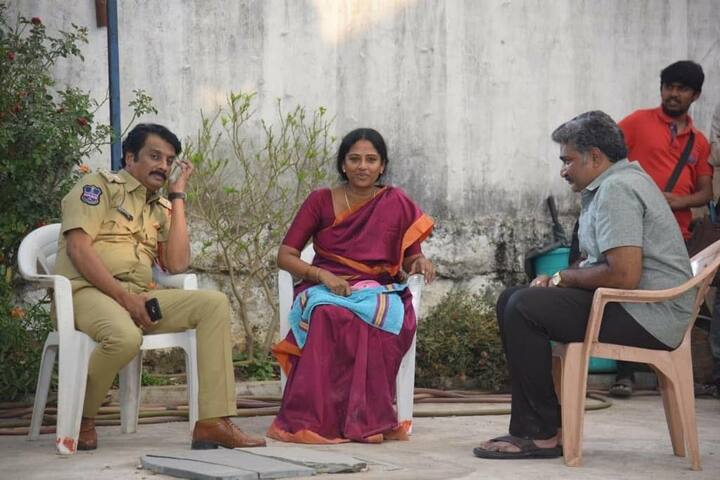 సహచర నటులతో ముచ్చటిస్తున్న రాజీవ్ కనకాల. (Photo Credit/Rajeev kanakala Facebook)