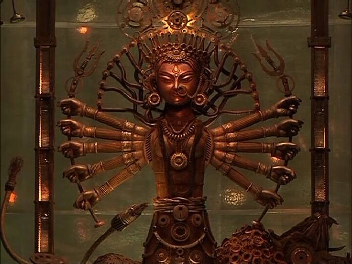 করোনাকালে অনিশ্চিত জীবন। অস্তিত্বের সঙ্কট হোক কী রুটিরুজির আকাল... দীর্ঘ সময় ধরে যেন এক অস্পষ্ট সময়ের মধ্যে দিয়ে চলেছি আমরা। ৬২তম বছরে সময়ের এই অস্পষ্টতাকেই ফুটিয়ে তুলেছে আলিপুর ৭৮ পল্লি। থিম -- কুহেলিকা। কল্পভাবনায় এবিপি আনন্দর সেরার সম্মান জিতে নিয়েছে আলিপুর ৭৮ পল্লি।