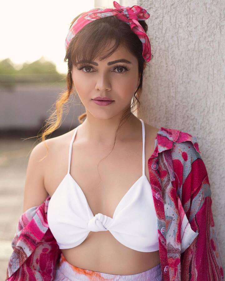 इससे पहले भी रुबीना ने अपनी एक तस्वीर शेयर की थी जिसमें वह वाइट ब्रालेट, ओपन शर्ट  में पोज़ देती दिखाई दे रही थीं. उनका खूबसूरत लुक काफी पसंद किया गया था.