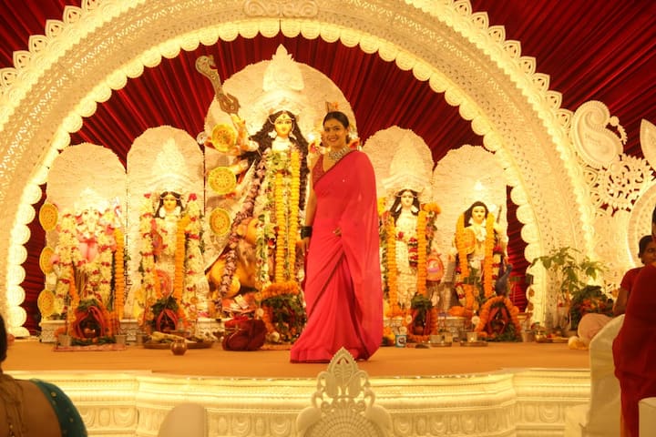 The actress was exuding festive vibes clad in a hot pink saree with her hair neatly tied up in a bun. [pic credit: Manav Manglani]