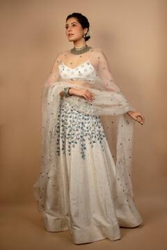 Raashi Khanna pics:  அரண்மனை 3 அழகியின் அழகு புகைப்படங்கள்