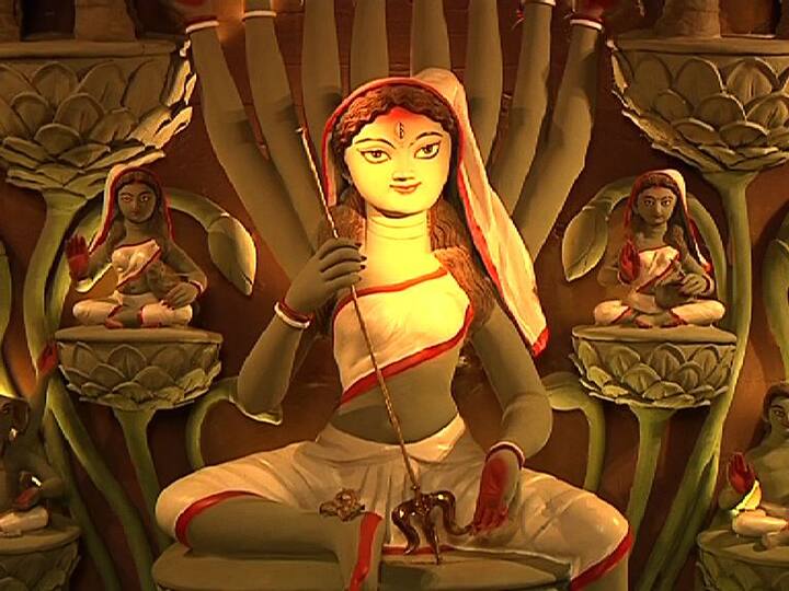 দমদম পার্ক সর্বজনীন দুর্গাপুজো কমিটি : স্যানিটাইজার হাতে নিয়ে, মুখে মাস্ক পরে এক মৃৎশিল্পীর স্টুডিও দেখছেন দর্শকরা। দমদম পার্ক সর্বজনীন দুর্গাপুজো কমিটির পুজোয় দেখা গেল এই দৃশ্য। বিভিন্ন ভাস্কর্যের মাধ্যমে তিনদিক খোলা মণ্ডপ সাজানো হয়েছে।