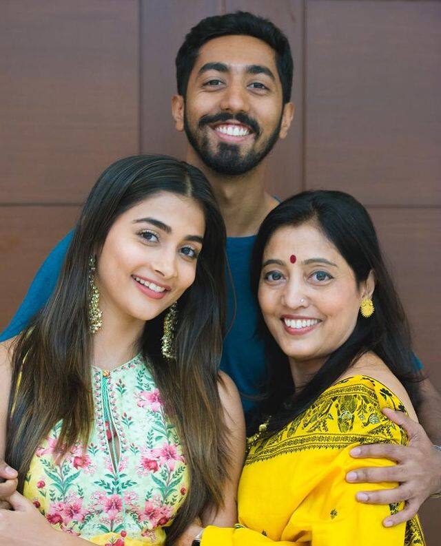 తన సోదరుడు, తల్లితో పూజాహెగ్డే
