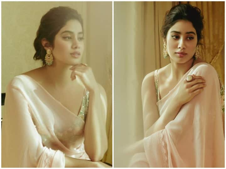 Janhvi Kapoor Retro Look: जान्हवी कपूर (Janhvi Kapoor) ने बहुत कम वक्त में बॉलीवुड में अपनी एक खास पहचान बना ली है. जान्हवी की फिटनेस और उनके फैशन सेंस के फैन्स कायल हैं. वो हर स्टाइल को बड़ी ही खूबसूरती से कैरी करती हैं. फिर चाहे वो वेस्टर्न ड्रेस या ट्रेडिशनल. उनकी सिर्फ एक अदा ही किसी को भी दीवाना बनाने के लिए काफी हैं. हाल ही में जान्हवी ने अपने सोशल मीडिया अकाउंट पर कुछ तस्वीरें शेयर की हैं. जिसमें वो साड़ी में रेट्रो लुक दिखा रही हैं. फैन्स को भी जान्हवी का ये 50s का अंदाज काफी पसंद आ रहा हैं.