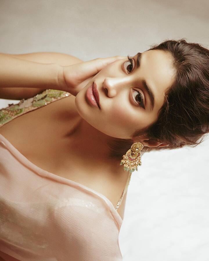 (Courtesy : Instagram) ఎప్పటికప్పుడు తన హాట్ ఫోటోలను షేర్ చేస్తూ కవ్విస్తుంటుంది.