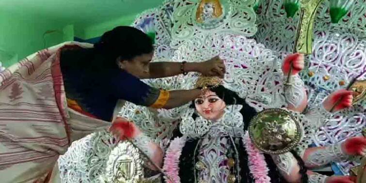 Durga Puja 2021: east burdwan's mala banerjee all work doing by one hand Durga Puja 2021: মাটির দুর্গার দশ হাতের শক্তি এক হাতে নিয়ে পুজোর সমস্ত কাজ করে চলেছেন মালা বন্দ্যোপাধ্যায়