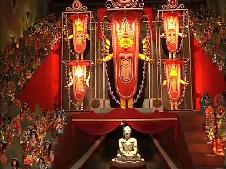 বাগুইআটির অর্জুনপুর আমরা সবাই সর্বজনীনের পুজো এবার ৪৮ বছরে পড়ল। তাদের থিম সমর্পণ। মণ্ডপে দুর্গাপ্রতিমার নীচেই রয়েছে একটি সিংহাসন। অনবরত দর্শকদের উদ্দেশে নত হয়ে চলেছে সেটি। এর মাধ্যমে ফুটিয়ে তোলা হয়েছে মানুষের কাছে ঐশ্বরিক শক্তির সমর্পণ।