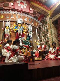 Durga Puja 2021: মহিলা পুরোহিতের হাতে দেবীবন্দনা, ৬৬ পল্লীতে পৌরহিত্য করছেন চার নারী