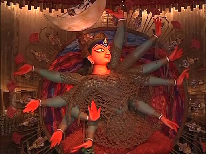 খিদিরপুর ২৫ পল্লির পুজোর বিষয় ভাবনা, বহন। খিদিরপুর লাগোয়া কলকাতা বন্দর। এখানকার ব্যস্ততা শহরের আর পাঁচটা এলাকার থেকে আলাদা। সেই ছবিই ফুটে উঠেছে মণ্ডপ সজ্জায়। জীবনবোধে সেরার শারদ আনন্দ সম্মান পেল ৭৭ বছরের এই পুজো।