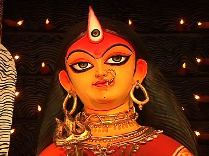 দমদম পার্ক ভারতচক্র: প্রশাসনের নির্দেশ মতো তিনদিক খোলা মণ্ডপে সাম্প্রতিক কৃষক আন্দোলনের ছবি ফুটিয়ে তুলেছে দমদম পার্ক ভারতচক্র। লখিমপুর খেরিতে কৃষক মৃত্যুর প্রসঙ্গও উঠে এসেছে তাদের পুজোয়।