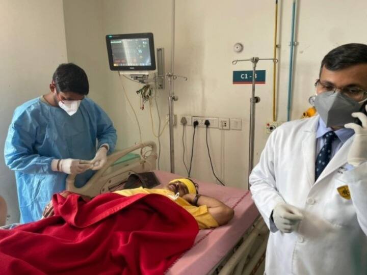 Chhath Puja news BJP MP Manoj Tiwari injured while protesting outside Kejriwal house admitted in Safdarjung hospital Chhath Puja 2021: छठ पूजा पर लगी रोक से नाराज बीजेपी नेता, प्रदर्शन के दौरान मनोज तिवारी घायल, हुए भर्ती