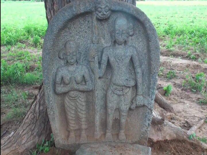 Madurai: 400 year old Valari Veeran's implant found near Usilampatti மதுரை: உசிலம்பட்டி அருகே 400 ஆண்டுகள் பழமையான வளரி வீரனின் நடுகல் கண்டெடுப்பு...!