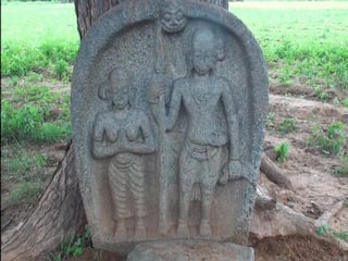 Madurai: 400 year old Valari Veerans implant found near Usilampatti மதுரை: உசிலம்பட்டி அருகே 400 ஆண்டுகள் பழமையான வளரி வீரனின் நடுகல் கண்டெடுப்பு...!