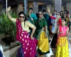 છઠ્ઠા નોરતે અમદાવાદમાં જામ્યો શેરી ગરબામાં રંગ, બહેનોએ પહેર્યો પારંપરિક પોશાક ને માથે લીધી ગરબી, જુઓ તસવીરો