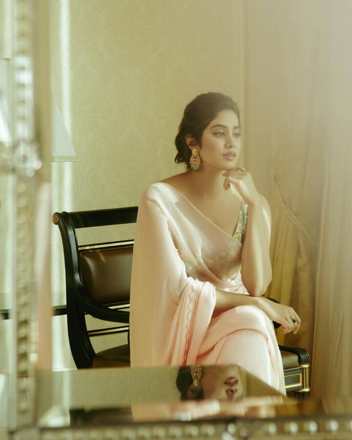 (Courtesy : Instagram) అతిలోక సుందరి శ్రీదేవి పెద్ద కూతురు జాన్వీ కపూర్ హీరోయిన్ గా సినిమాల్లోకి ఎంట్రీ ఇచ్చిన సంగతి తెలిసిందే.