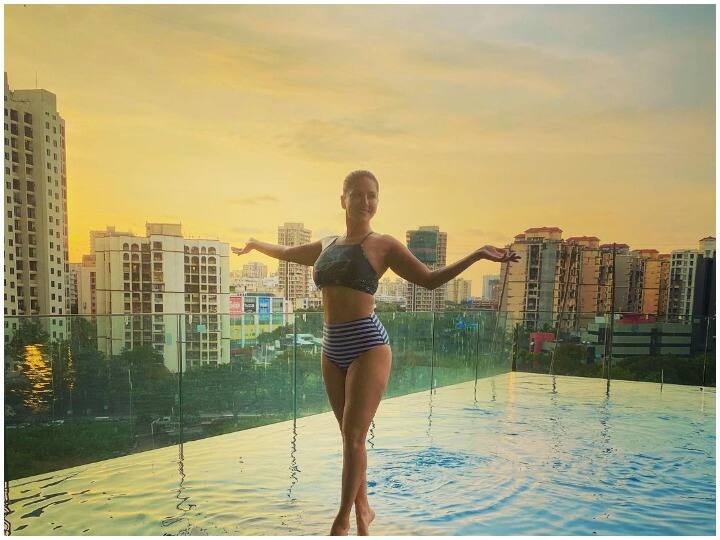 Uff Teri Ada Sunny Leone flaunts her perfect figure in a swimsuit Uff Teri Ada: Sunny Leone ने स्विमसूट में दिखाया अपना परफेक्ट फिगर, घर की छत पर बने स्विमिंगपूल में दिए कमाल के पोज