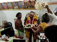 கும்பகோணம் ஆர்டிஓவுக்கு மலர் அபிஷேகம் செய்யும் வீடியோ வைரல்-எதிரிகளை வீழ்த்துவதற்காக நடந்ததா?