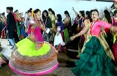 Navratri 2021 : વડોદરામાં છઠ્ઠા નોરતાની ધૂમ, યુવા હૈયુ ટ્રેડિશનલ લૂકમાં ગરબે રમવા નીકળ્યુ, જુઓ તસવીરો.......