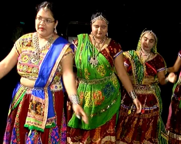અવનવી અદા સાથે અર્વાચીન અને પ્રાચીન ગરબાના મૂવ્સ સાથે ગરબાની માણી મોજ