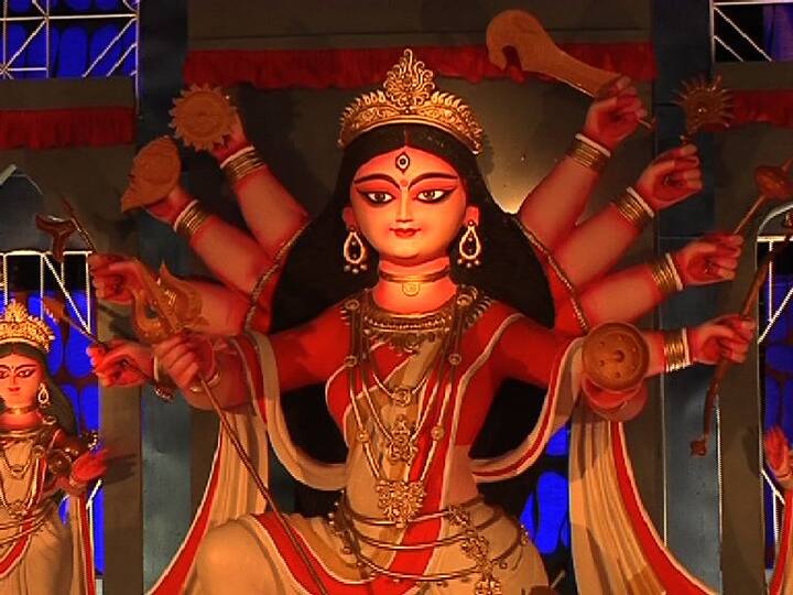 সন্তোষপুর ত্রিকোণ পার্ক : করোনায় বিপর্যস্ত দিন-আনা, দিন-খাওয়া মানুষের জীবন। নানা রকম ইনস্টলেশনের মধ্যে দিয়ে সেই ছবি ফুটিয়ে তোলা হয়েছে সন্তোষপুর ত্রিকোর্ণ পার্কের পুজোয়। এবার তাদের থিম ‘এ এক অন্য বিবরণ’। মণ্ডপসজ্জায় গুরুত্ব পেয়েছে রিকশ, ভ্যানরিকশ, হলুদ ট্যাক্সির অংশ বিশেষ।  বাহাত্তরতম বছরে, ইনস্টলেশনে সেরার, শারদ আনন্দ শিরোপা ছিনিয়ে নিল এই পুজো।