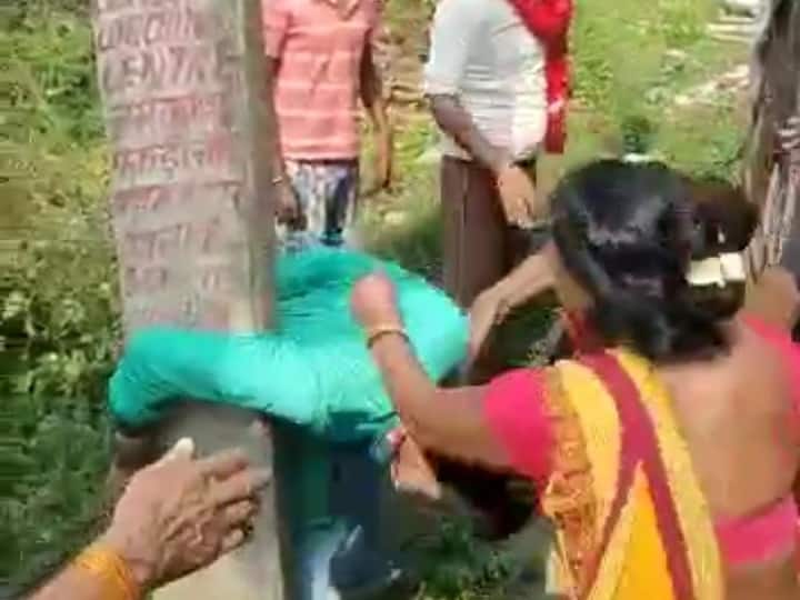 Bihar News: छात्रा से छेड़खानी करना पड़ा महंगा, महिलाओं ने बिजली के खंभे में बांधकर मनचले को पीटा