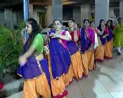 છઠ્ઠા નોરતે અમદાવાદમાં જામ્યો શેરી ગરબામાં રંગ, બહેનોએ પહેર્યો પારંપરિક પોશાક ને માથે લીધી ગરબી, જુઓ તસવીરો