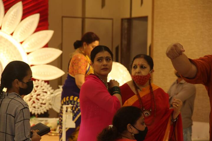 মুম্বইয়ের দুর্গাপুজোয় হাজির বলিউড অভিনেত্রী কাজল।