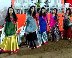 Navratri 2021 : વડોદરામાં છઠ્ઠા નોરતાની ધૂમ, યુવા હૈયુ ટ્રેડિશનલ લૂકમાં ગરબે રમવા નીકળ્યુ, જુઓ તસવીરો.......