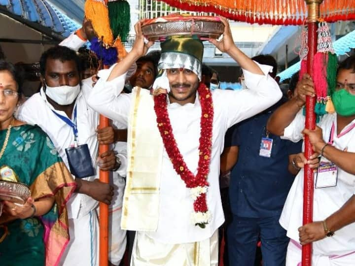 AP CM Jagan mohan reddy presented pattuvastralu to Vijayawada durga goddess on dasara CM Jagan: విజయవాడ దుర్గమ్మకు పట్టువస్త్రాలు సమర్పించిన సీఎం జగన్...