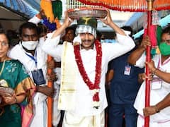 CM Jagan: విజయవాడ దుర్గమ్మకు పట్టువస్త్రాలు సమర్పించిన సీఎం జగన్...